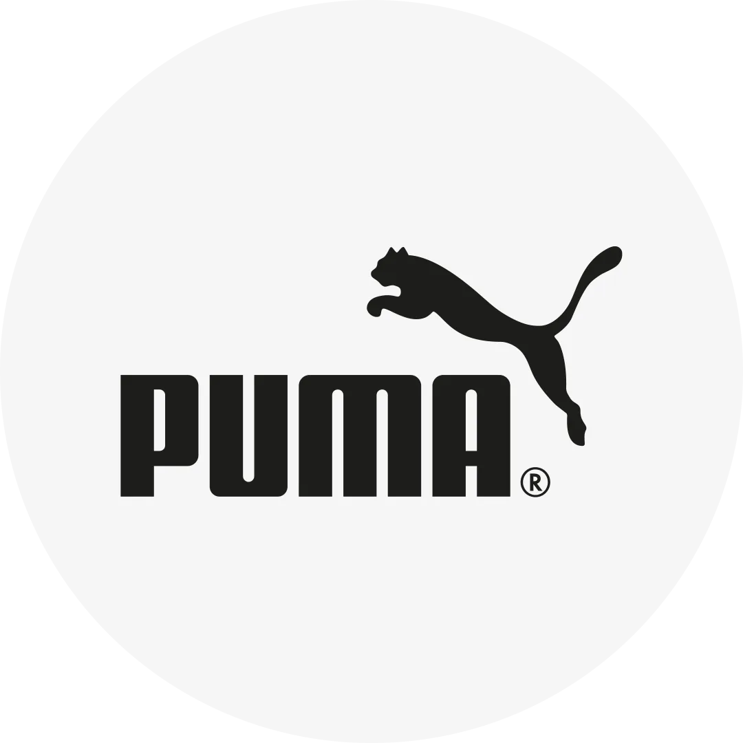 Svartvitt Puma-logo med en hoppande puma ovanför företagets namn i versaler.