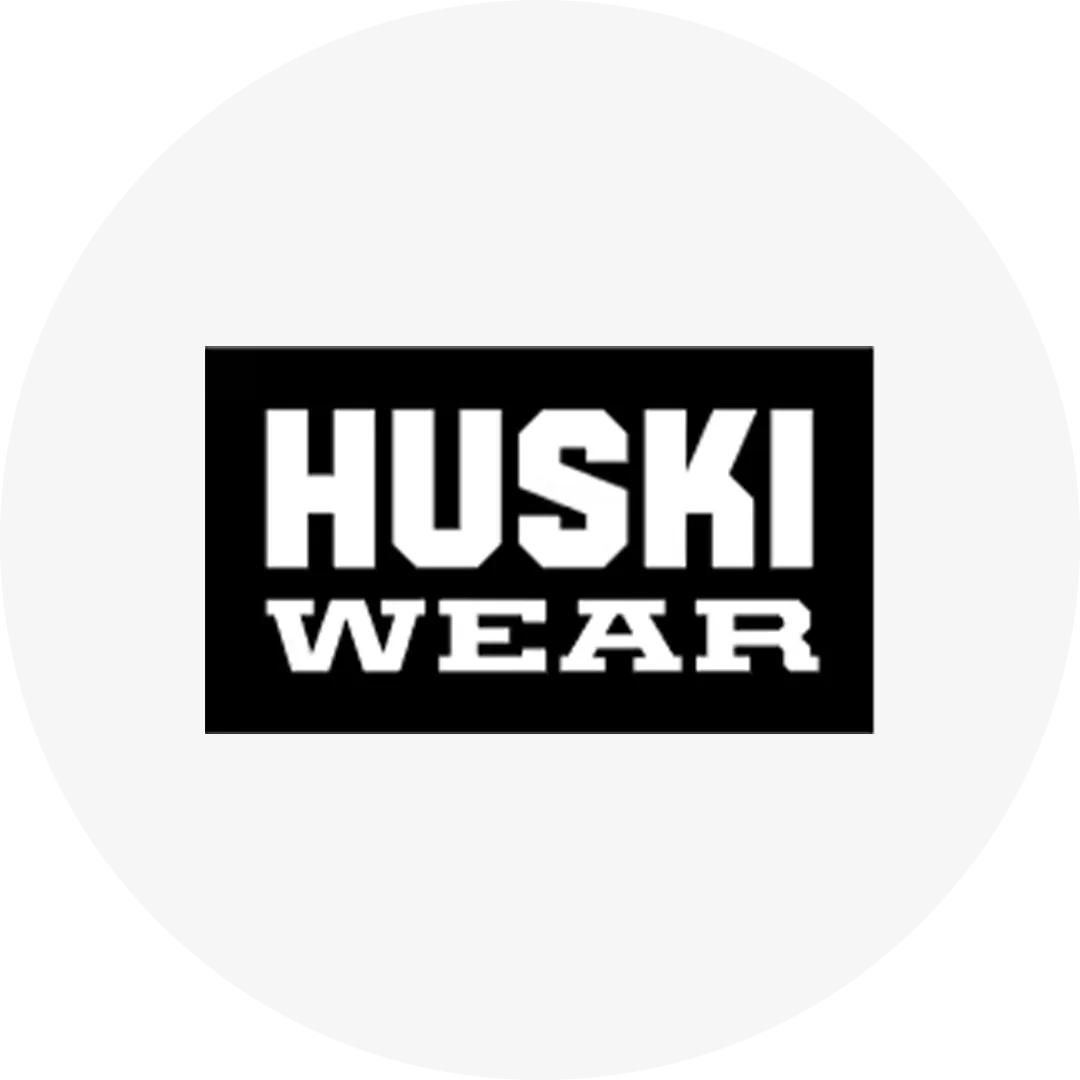 Svart logotyp på vit bakgrund med texten "Huski Wear" i vita blockbokstäver.